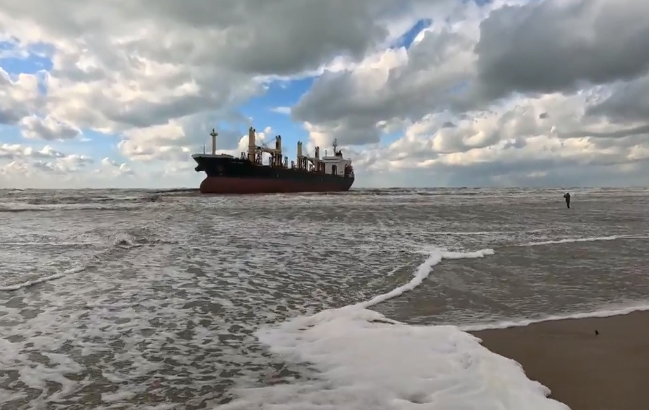 Сухогруз выбросило на мель у берегов Анапы из-за шторма