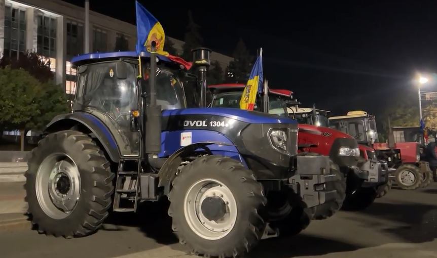 Протестующие фермеры приехали на тракторах к Дому правительства в Кишиневе