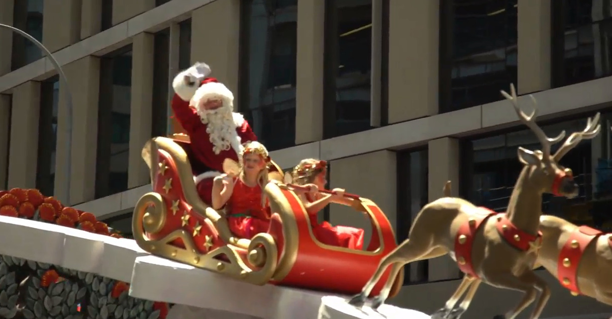 Рождественское волшебство раскрывается: Тысячи людей собираются на красочный парад Санта-Клаусов в Окленде