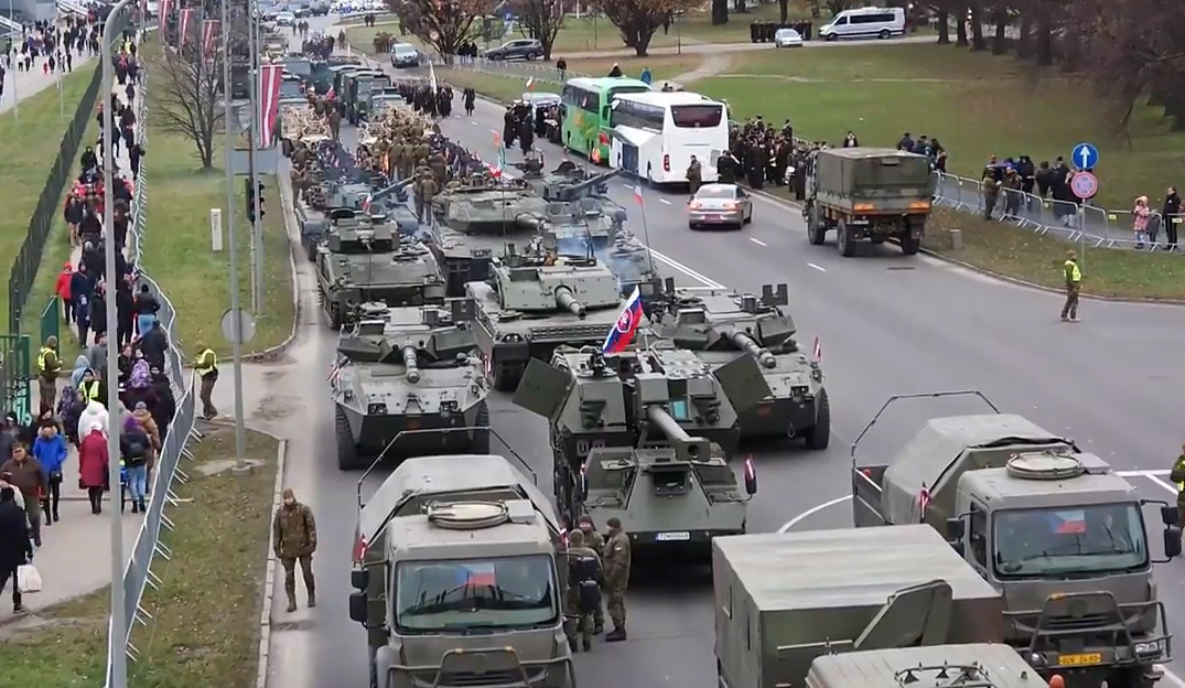 В Риге прошел военный парад, посвященный 105-й годовщине независимости Латвии