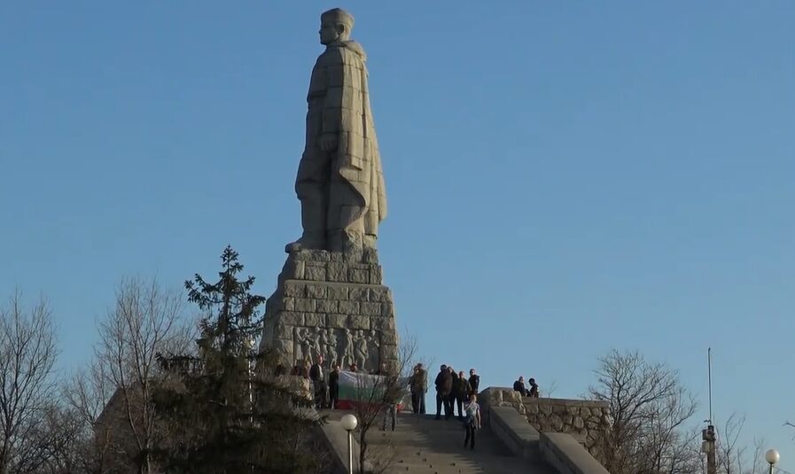 «Мы хотим сохранить память». Акция в защиту советского памятника «Алеша» прошла в Пловдиве