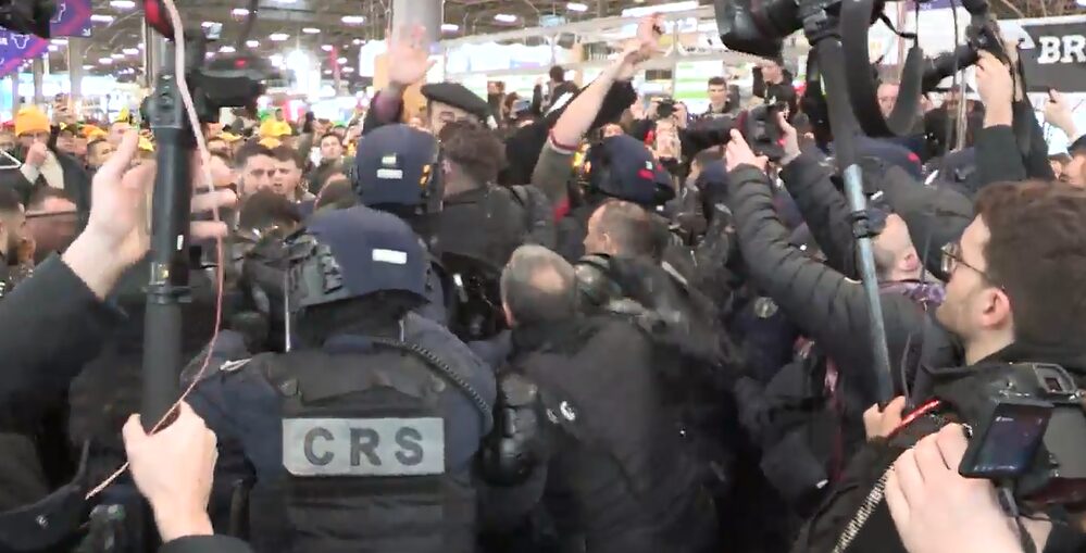 Столкновения протестующих фермеров с полицией на открытии Международной сельскохозяйственной выставки в Париже