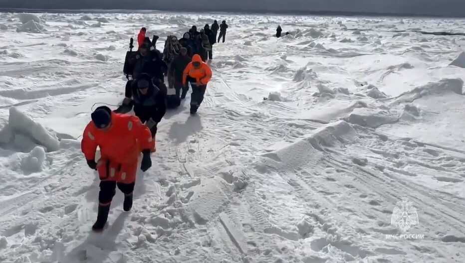 Сотрудники МЧС России спасли 82 рыбаков с отколовшейся льдины на Сахалине