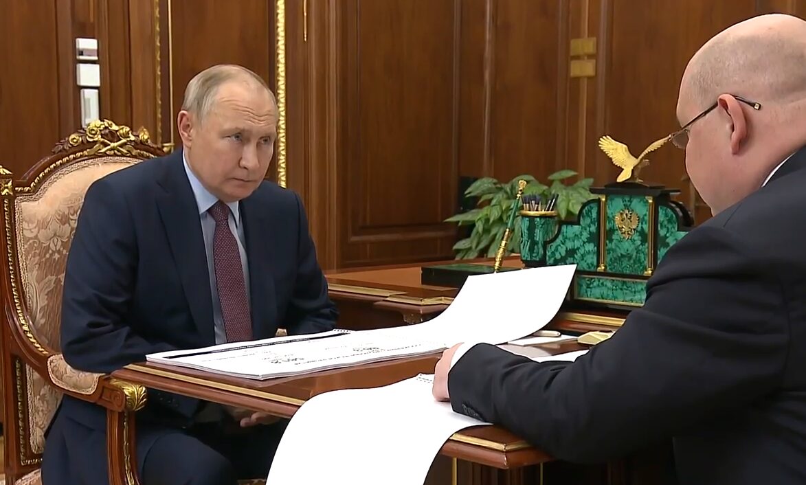 Путин поддержал идею о выплатах награжденным медалями за оборону и освобождение Севастополя