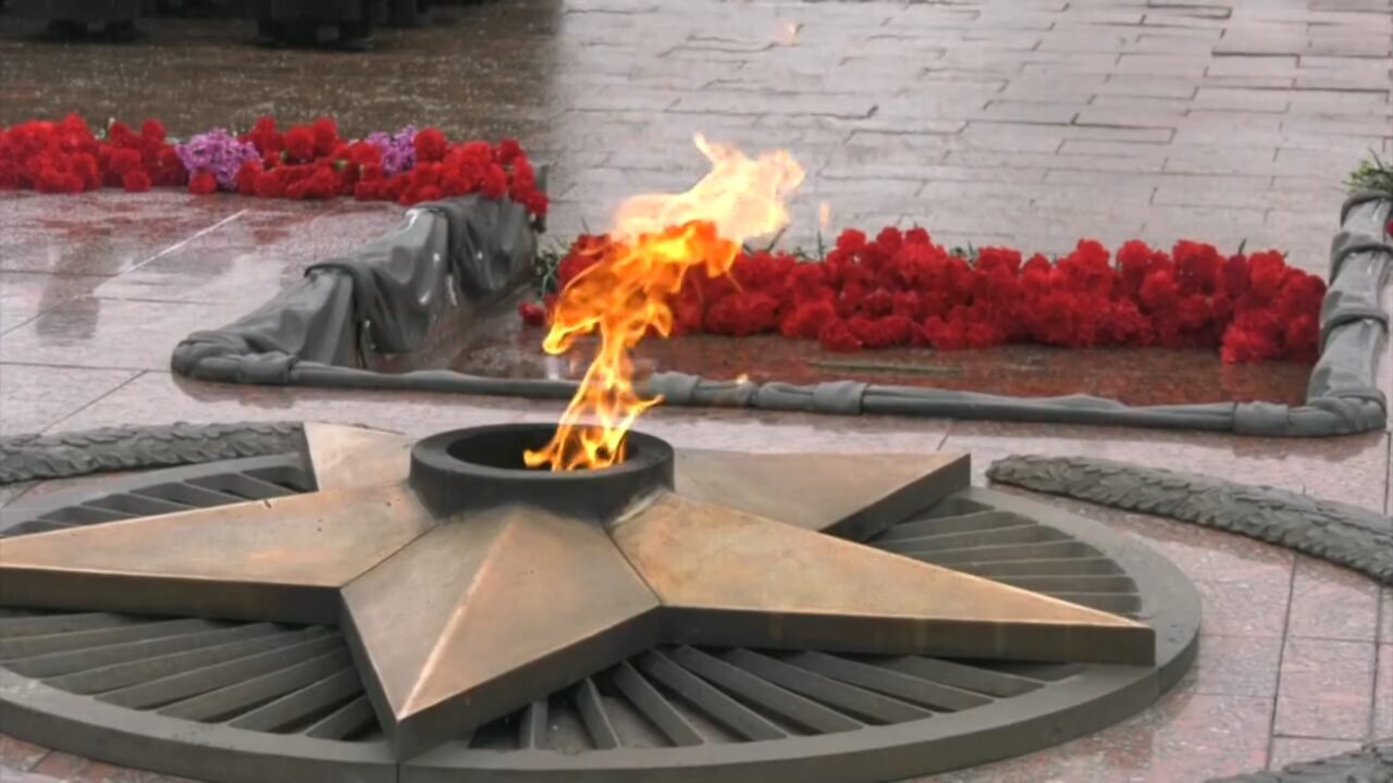 В канун празднования Дня Защитника Отечества к мемориалу у площади Победы возложили цветы и венки