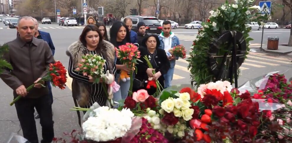 «Наша общая трагедия». Жители Еревана и Риги несут цветы к мемориалам в память о погибших в «Крокус Сити Холле»