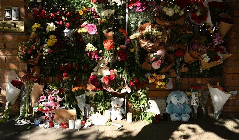 «Погибли невинные люди». Стихийный мемориал в память о жертвах теракта в «Крокус Сити Холле» возник возле Генконсульства РФ в Сиднее