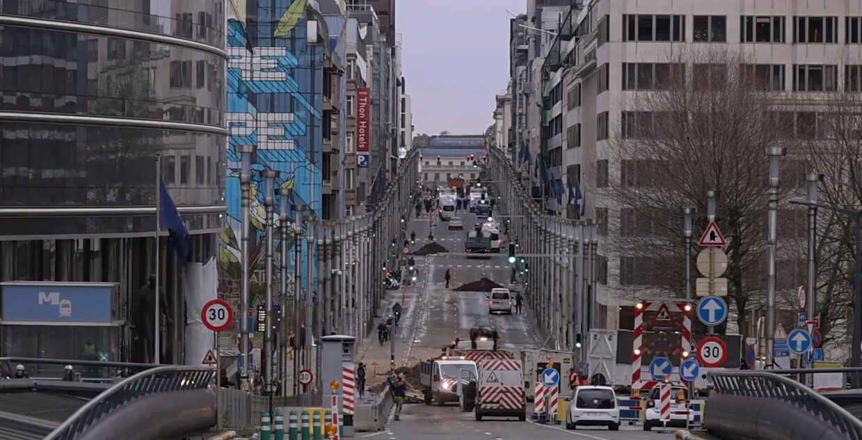 Коммунальные службы убирают улицы в Брюсселе после того, как фермеры вывалили навоз и разожгли костры во время протестов против сельскохозяйственной политики ЕС и дешевого импорта из Украины