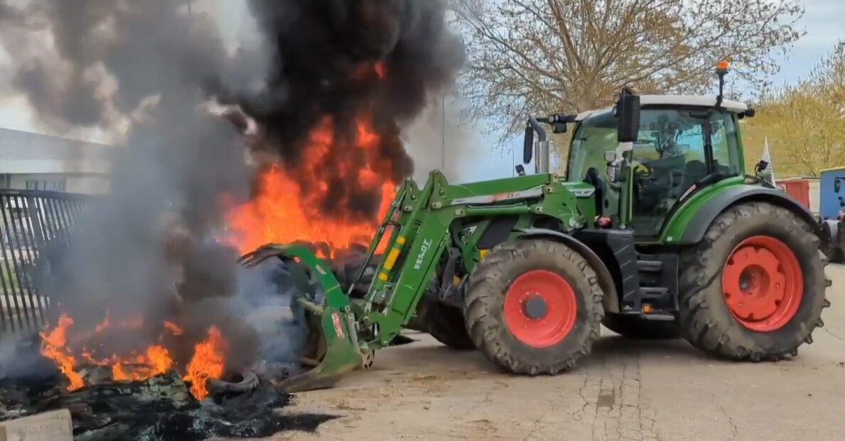 «Оплатите долги!» Протестующие фермеры жгут покрышки и мусор во французском Ниме
