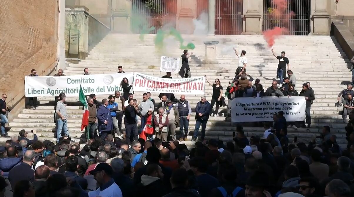 Сотни фермеров протестуют в Риме, требуя от правительства принятия мер по защите сельского хозяйства Италии
