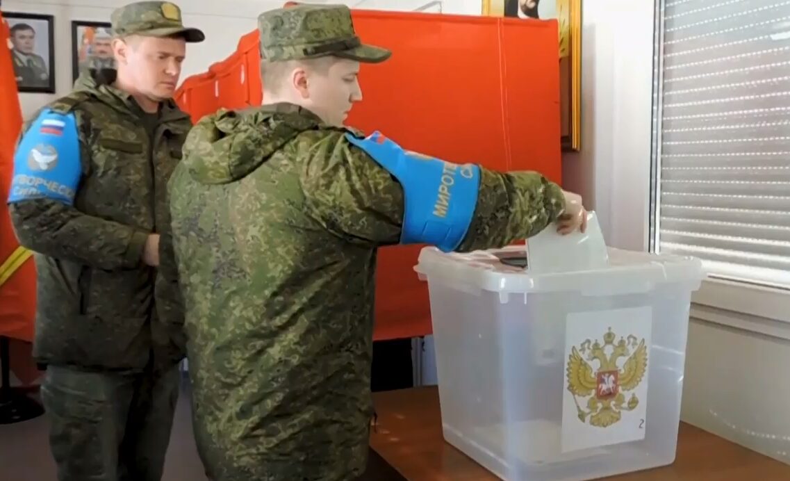 Российские миротворцы в Карабахе досрочно проголосовали на выборах президента РФ