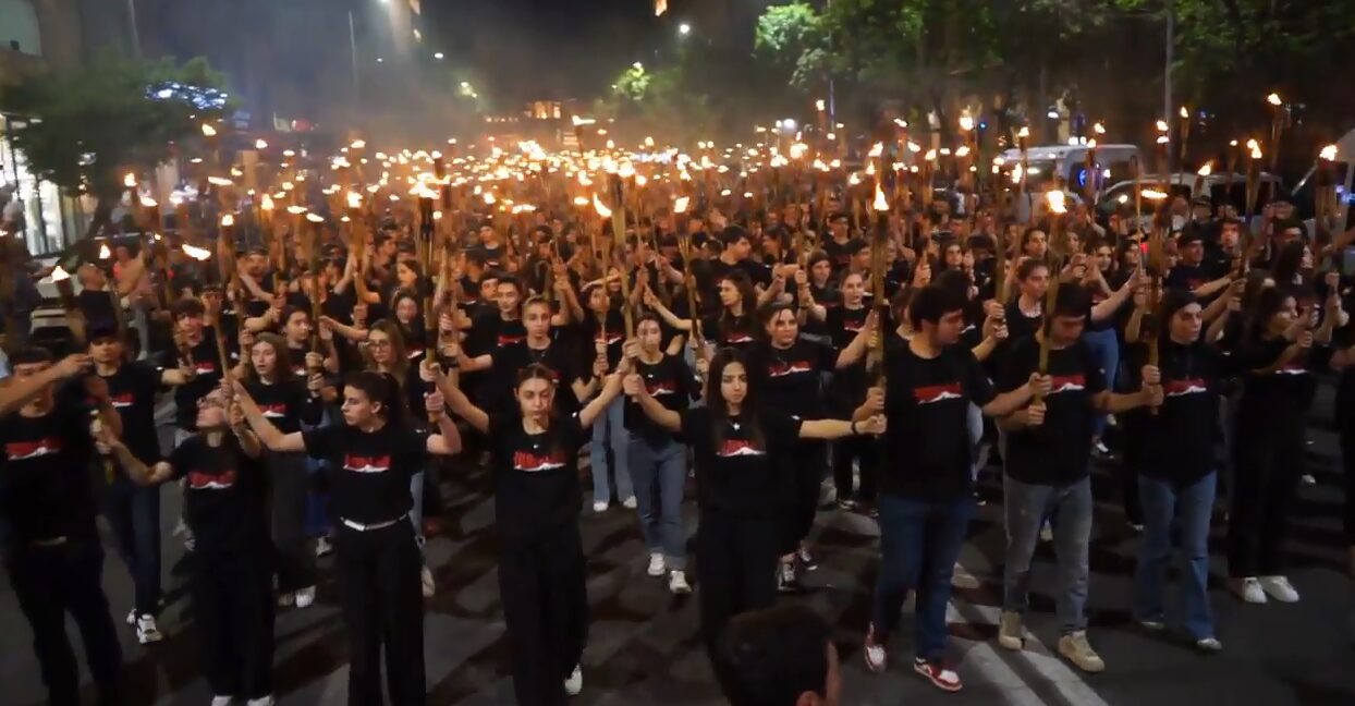 Жители Еревана прошли по городу с зажженными факелами по случаю 109-й годовщины геноцида армян