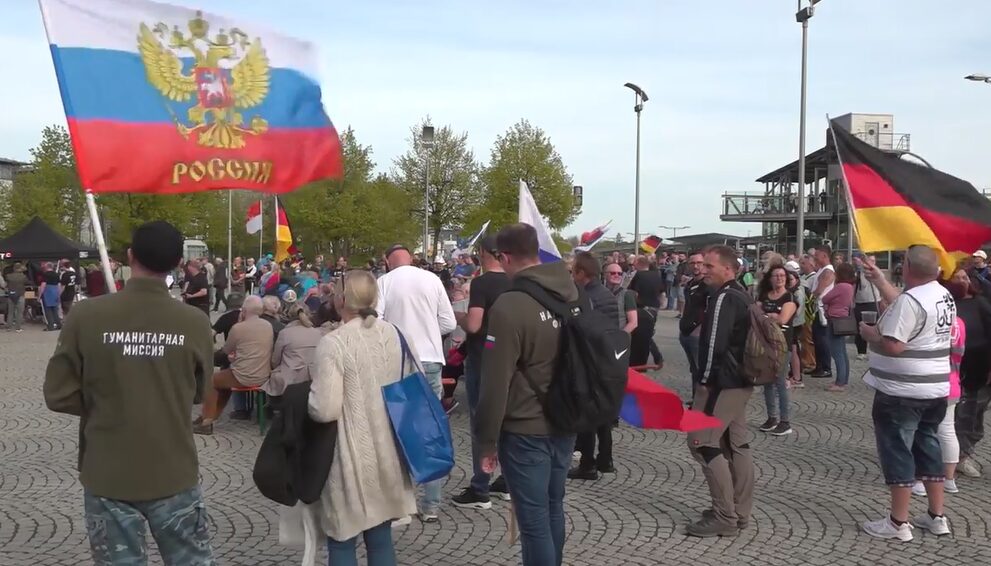 Жители немецкого Зонненберга с флагами РФ вышли на акцию «Мир с Россией»