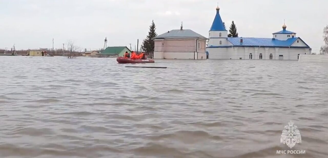 Храм Святого Духа в Кургане уходит под воду из-за паводков