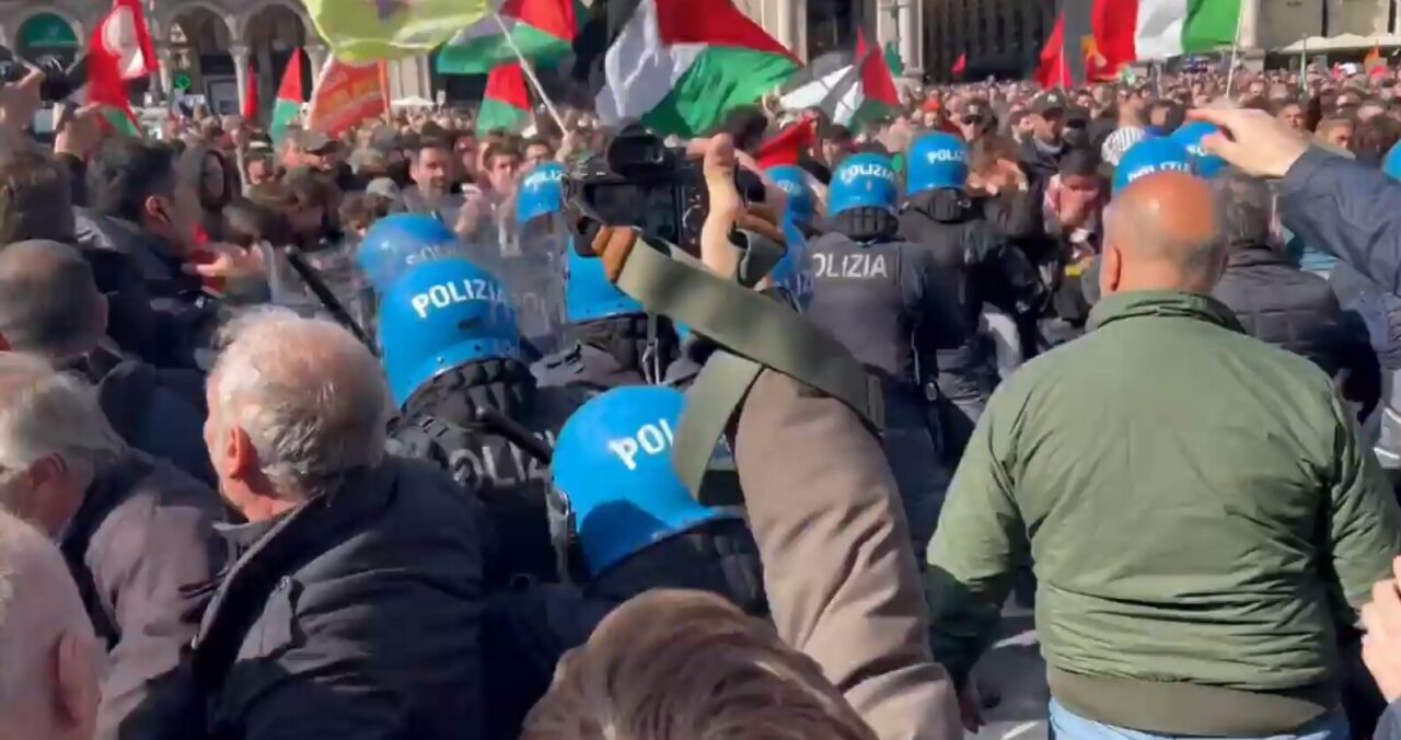 Пропалестинские демонстранты столкнулись с полицией на марше в честь Дня освобождения в Милане