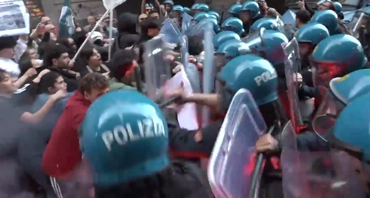 Полиция разгоняет участников протеста против НАТО на юге Италии