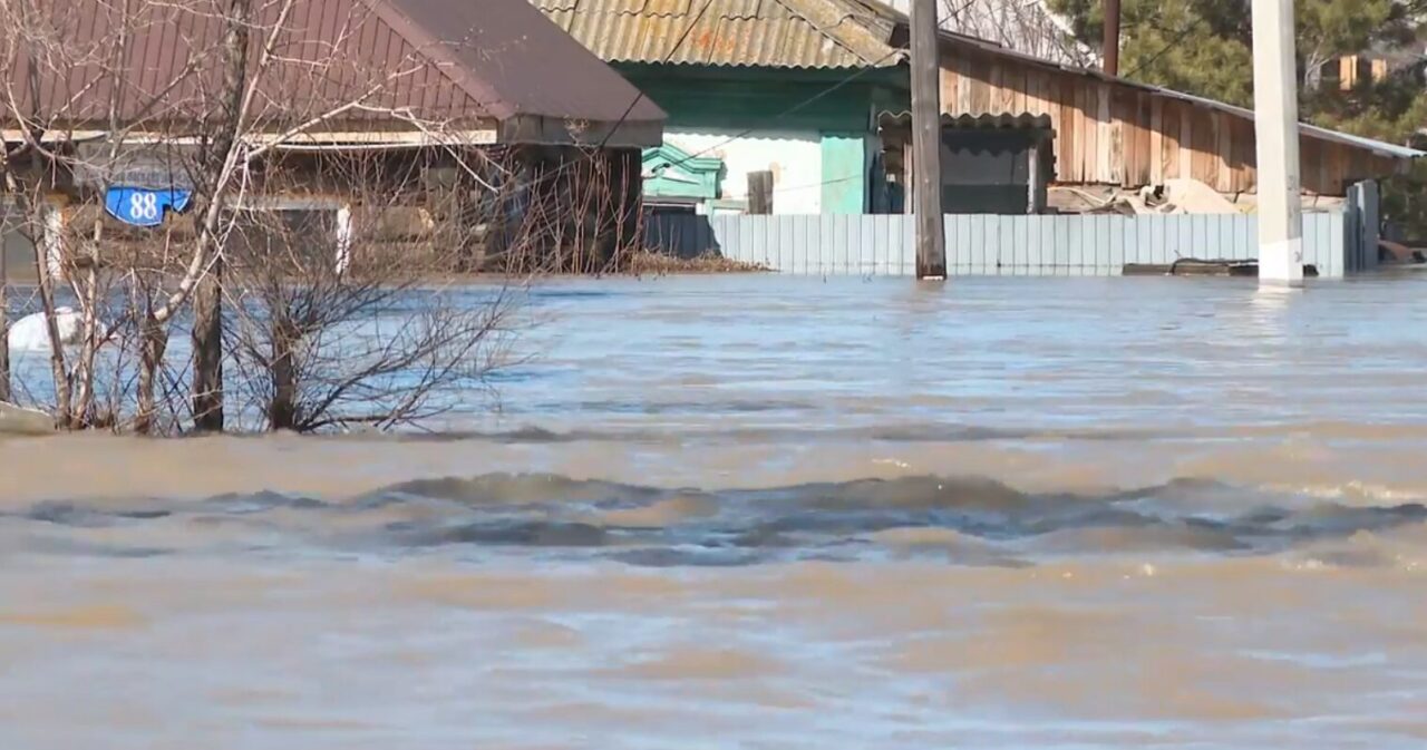 «Такого потопа не было никогда». Жители Казахстана эвакуируются в ПВР