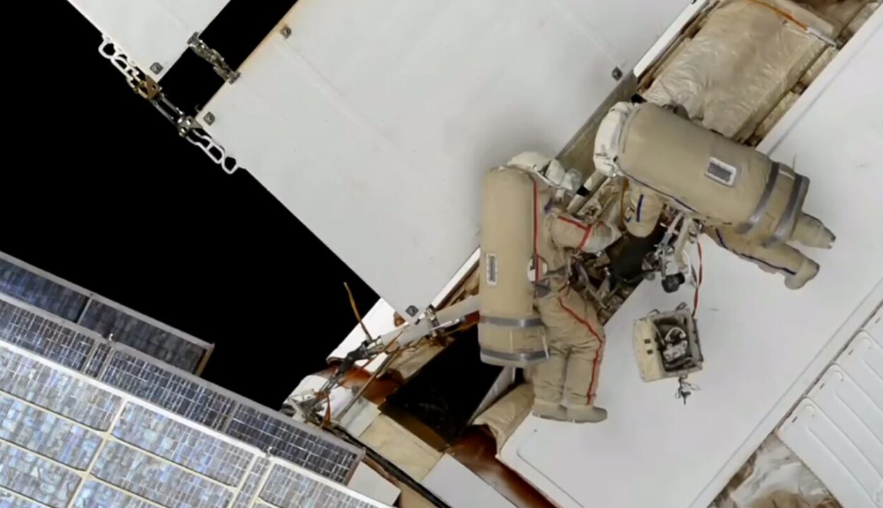 Российские космонавты вышли в открытый космос для установки научной аппаратуры на МКС