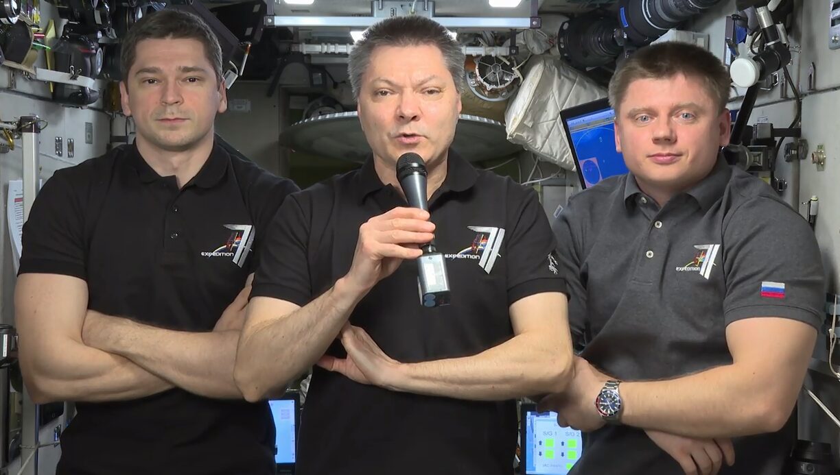 Российский экипаж МКС поздравил соотечественников с Днем космонавтики