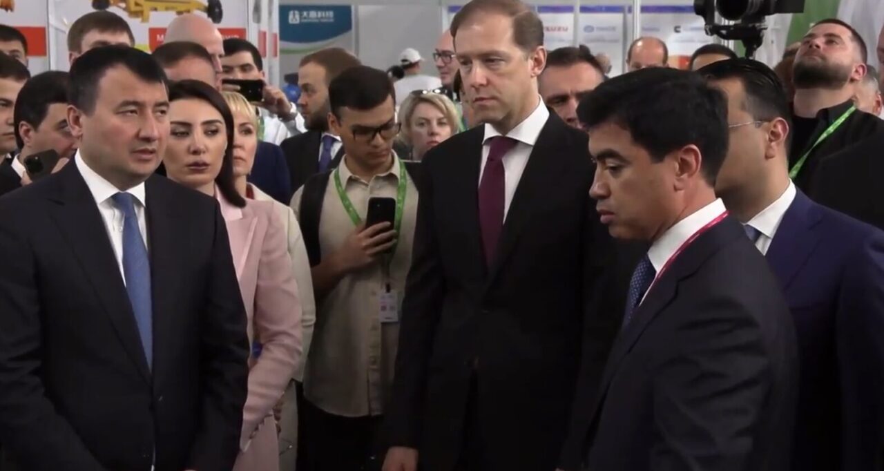 «Экономика РФ не теряет своих конкурентных преимуществ». Мантуров посетил промышленную выставку «Иннопром» в Ташкенте