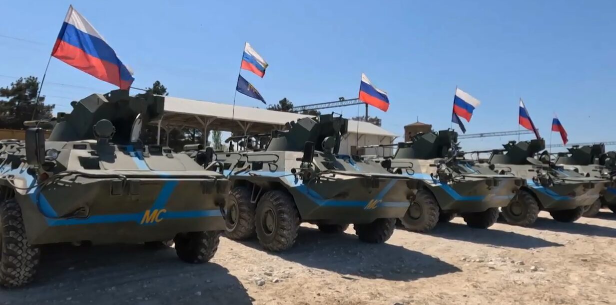 Российский миротворческий контингент покидает воинскую часть в Карабахе