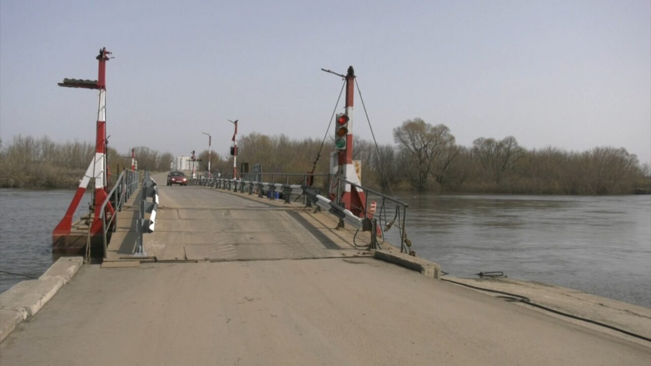 На Дону, из-за подъёма воды, временно запретили движение по понтонному мосту