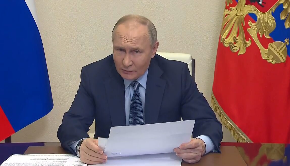 «Не надо так о людях, не смешно». Путин попросил главу Тюменской области не называть отказавшихся от эвакуации жителей «упертыми»