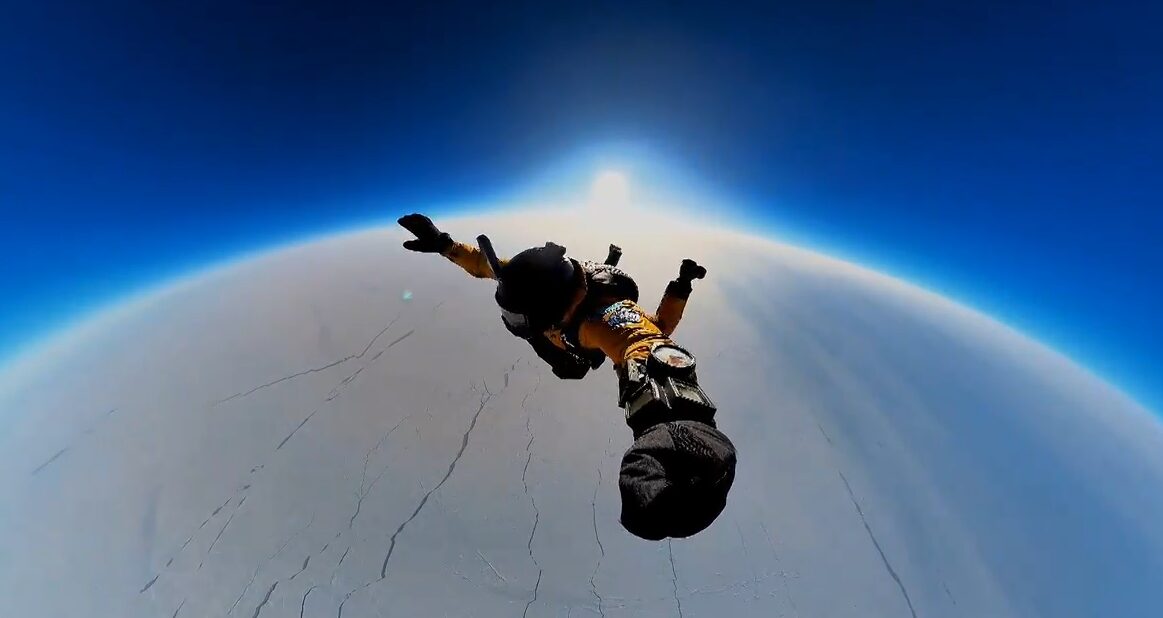 Свободное падение и раскрытие парашюта во время первого в мире прыжка из стратосферы на Северный полюс
