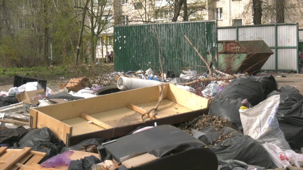 Куда делись дворники, и почему обитатели злополучного дома на Ростовской захлебнулись в мусоре?