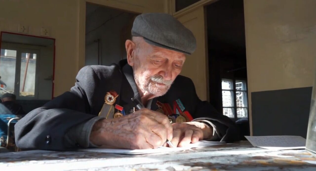 «Что вспоминал — записывал». 98-летний ветеран ВОВ пишет стихи и прозу о годах войны