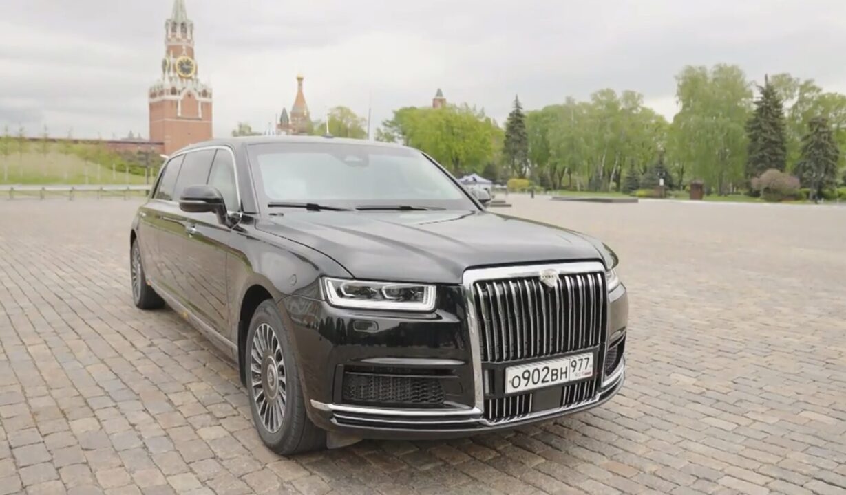 Обновленную версию президентского лимузина Aurus Senat впервые продемонстрировали в Кремле