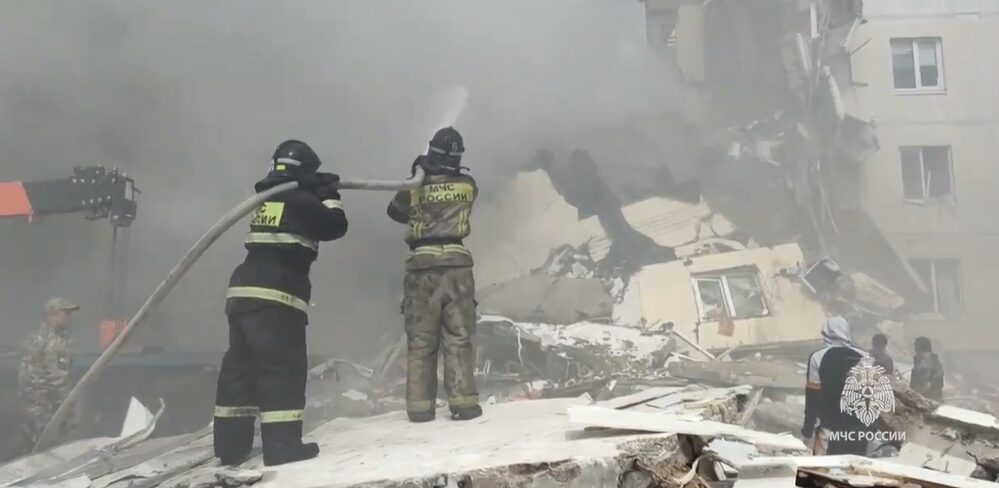 Поисково-спасательные работы на месте обрушения части дома возобновлены после отмены сигнала ракетной опасности в Белгороде