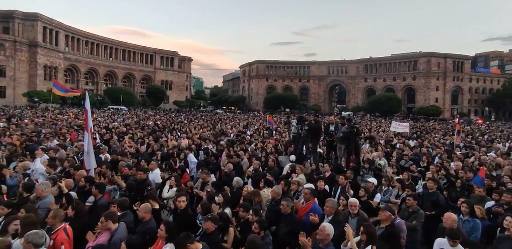 «Армянский народ не склонит колени». В Ереване продолжаются акции против делимитации границы с Азербайджаном