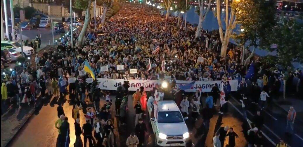 Многотысячный марш против закона об иноагентах прошел в Тбилиси