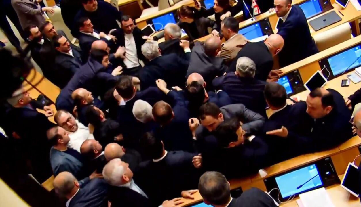 В парламенте Грузии произошла массовая драка депутатов во время рассмотрения закона об иноагентах