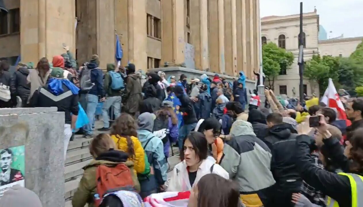 Протестующие штурмуют здание парламента в центре Тбилиси после принятия закона об иноагентах