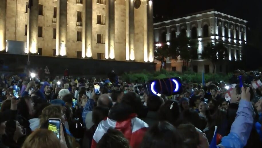 Протестующие против закона об иноагентах отметили Пасху напротив здания парламента в Тбилиси