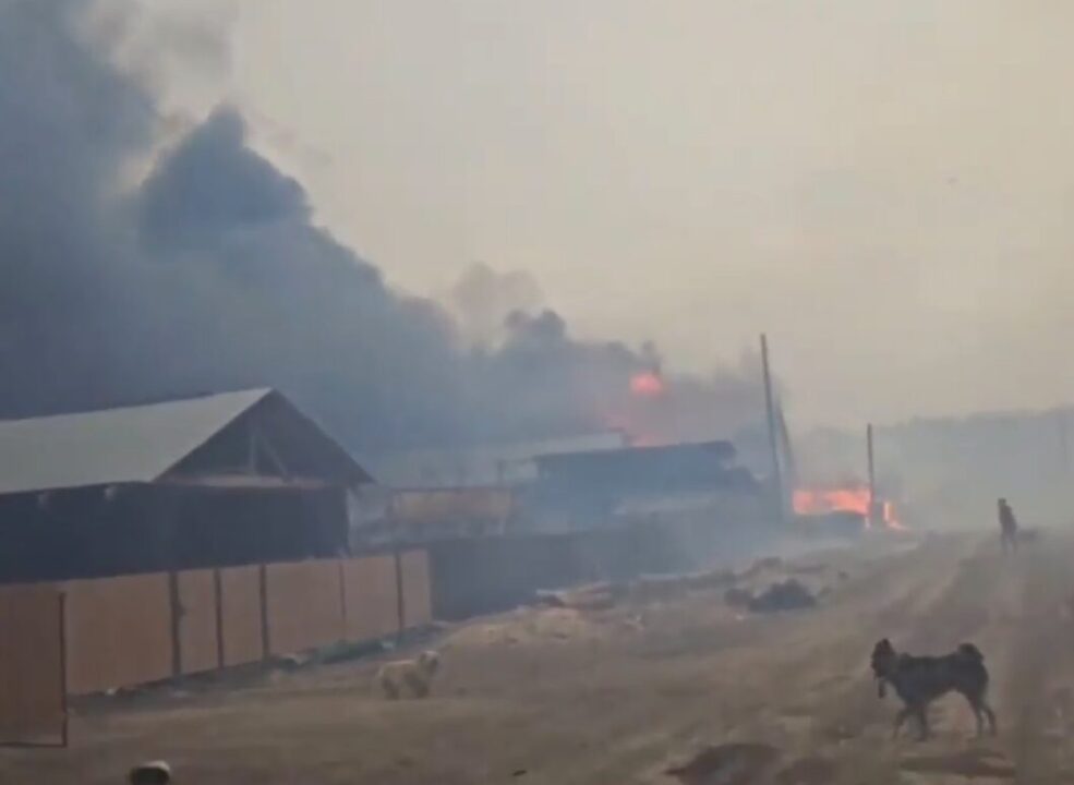 Спасатели МЧС России локализовали пожар в 15 жилых домах и постройках в Иркутской области