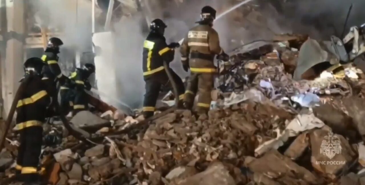 Тела 15 погибших извлечены из-под завалов обрушившейся части дома в Белгороде, 17 человек спасены — МЧС России