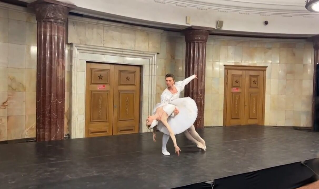 Артисты балета выступили на станции «Курская» в честь 89-летия московского метрополитена