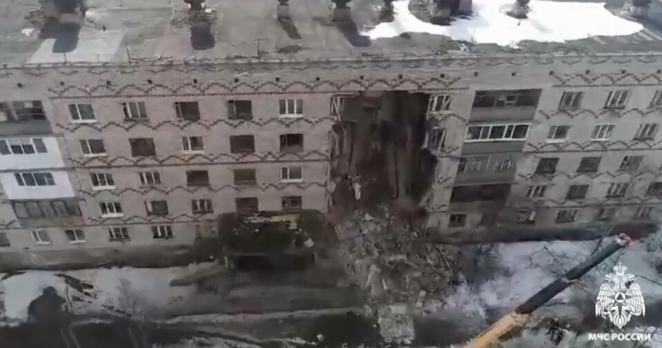 Сотрудники МЧС РФ снесли часть крыши обрушившегося общежития в Печоре