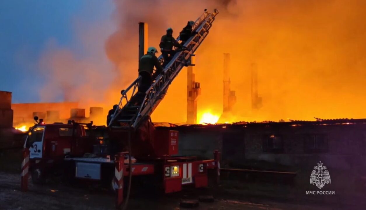 Сотрудники МЧС РФ локализовали пожар площадью две тысячи квадратных метров на кирпичном заводе в Смоленске