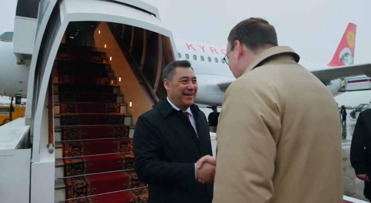 Президент Киргизии прилетел в Москву для участия в мероприятиях ко Дню Победы