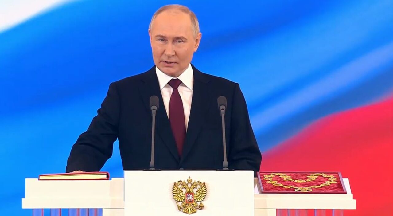 Путин на церемонии инаугурации в Кремле принес присягу и официально вступил в должность президента РФ