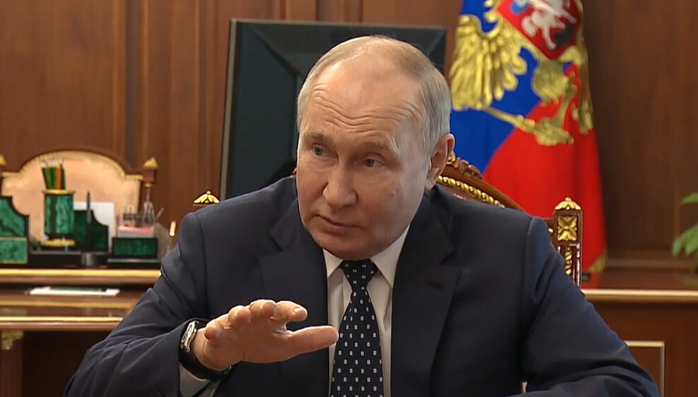 Путин обсудил с Мантуровым и Чемезовым вопросы оборонной и гражданской промышленности