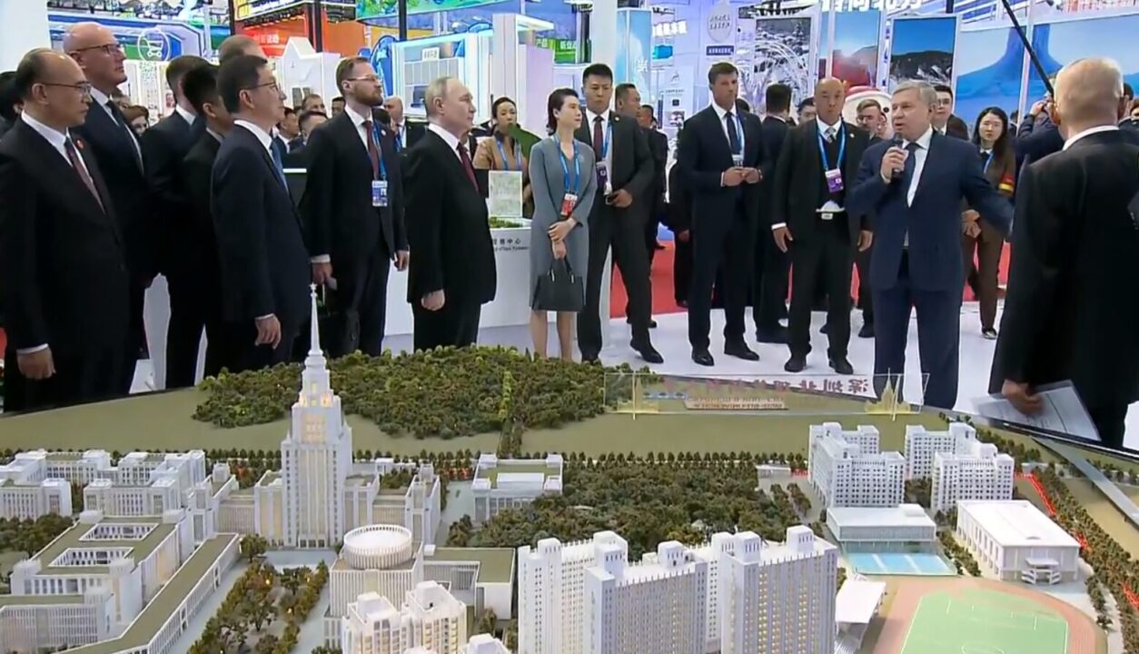 Путин осмотрел экспозицию российско-китайской выставки ЭКСПО в Харбине