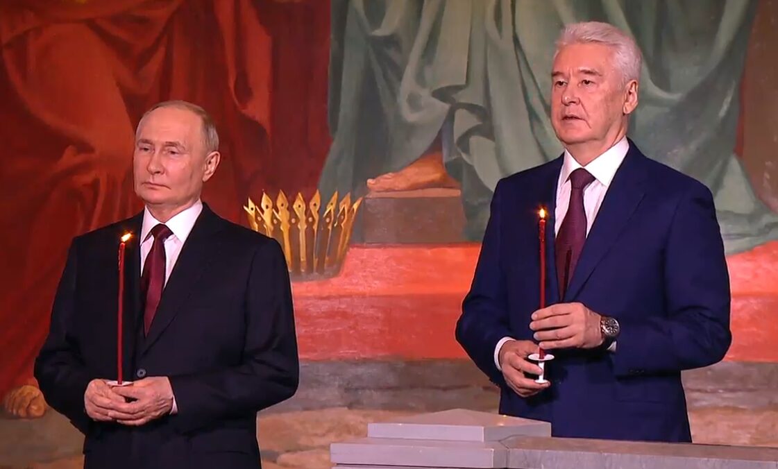 В храме Христа Спасителя прошло пасхальное богослужение при участии Путина и Собянина