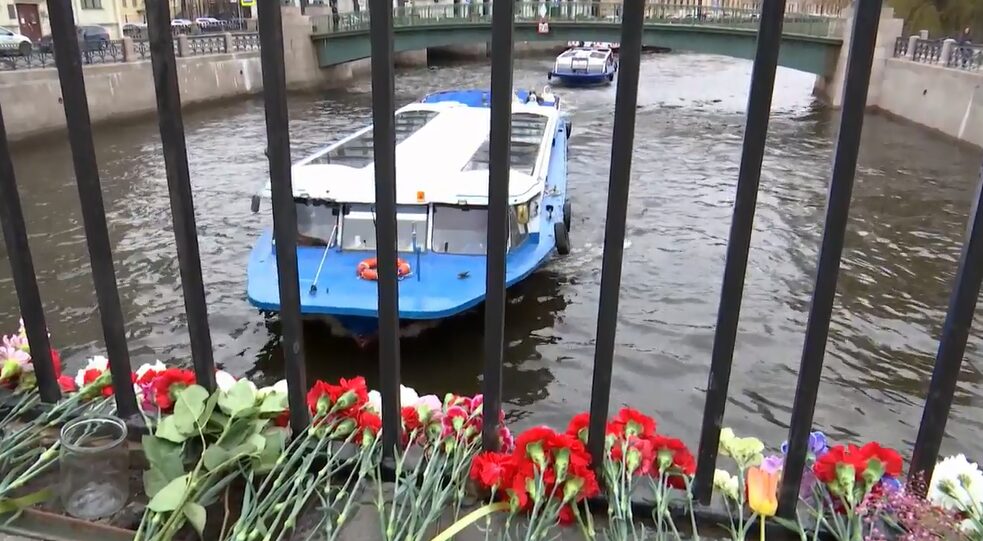 «Очень большое горе». Петербуржцы несут цветы в память о погибших при падении автобуса в реку Мойку