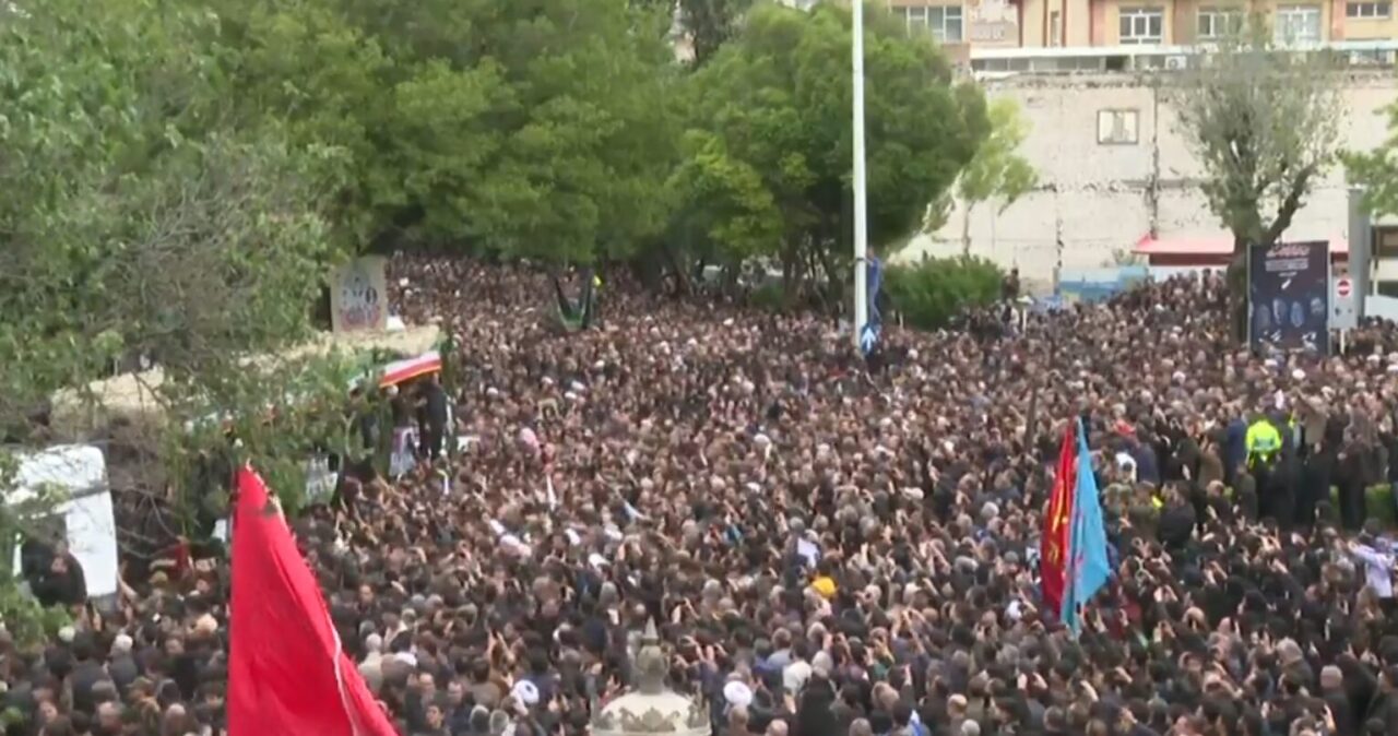 Тысячи людей оплакивают президента Ирана Раиси на траурном мероприятии в Тебризе