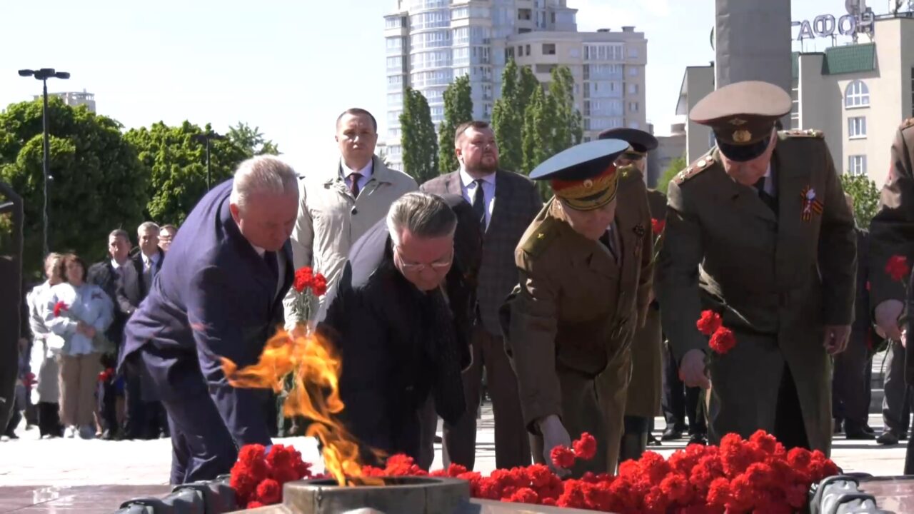 В Воронеже прошло торжественное возложение венков и цветов, посвящённое Дню Победы